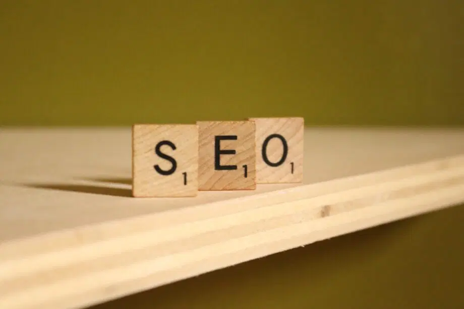 un bloc en bois portant l'inscription seo