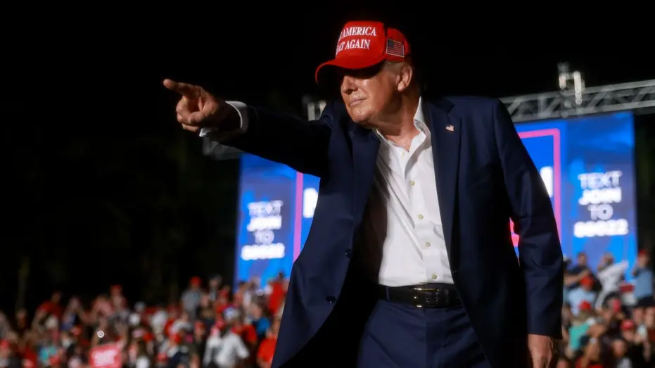 Trump pointer lors d'un rassemblement de campagne
