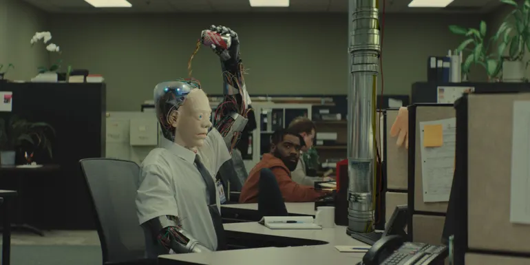 Zevia mise sur l'humour avec un robot collègue dérangeant dans ses pubs